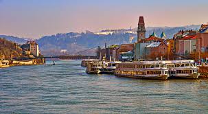 It is the only place in the world where three rivers from three directions come together and continue together into the fourth: Passau Die Drei Flusse Stadt Foto Bild Urlaub World Dokumentation Bilder Auf Fotocommunity