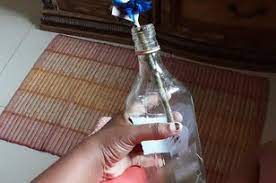 Kuambil minyak gosok di meja lalu kembali naik ke ranjang memborehi dadanya. Seram Gadis Temukan Pas Fotonya Terikat Ranting Dalam Botol Di Lemari Teman Dream Co Id