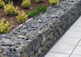 Gabionen Dank Ihrer Grossen Variabilitat Hohen Flexibilitat Und Ausserordentlicher Belastbarkeit Sind Gabionen Schnell Un Gabionen Gartenmauern Gabionen Mauer