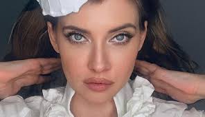 Iulia albu, nemachiată la aproape 40 de ani. Iulia Albu È™i A Pus Silicoane Imaginea Care Face Furori In Mediul Online