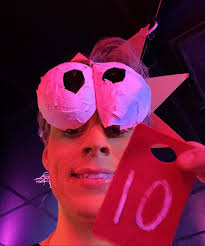 Det är onsdag men för oss studenter är det lillördag och dags att  introducera minivIDer, först har ingen mindre än vår nya spex ansvarig… KARL  HELLMAN🖕🏼 Hur full blev du från 1-10