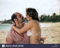 The three stages of seeing your pals after lockdown, as shown by @jkjasonking & @iamkellybrook: Billy Zane Kelly Brook Three Stockfotos Und Bilder Kaufen Alamy