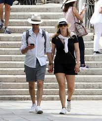 Kate winslet met her first husband, director jim threapleton, on the set of the 1998 indie film hideous kinky, per abc news. Kate Winslet And Her Husband On A Holiday In Venice 06 09 2018 Celebmafia