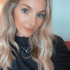 Sara Neumann's Instagram, Twitter & Facebook