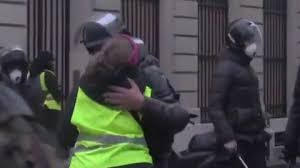 French protestors, known as the gilets jaunes, have scored concessions from president emmanuel macron, proving more effective than political parties. Paris En Pleine Manifestation Un Policier Fait La Bise A Une Gilet Jaune