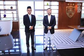 Bekas naib pengerusi dap, tunku abdul aziz tunku ibrahim berpendapat, kit siang tahu penguasaan dinasti lim di dalam dap akan berakhir jika pemilihan semula cec itu dijalankan kerana para perwakilan pasti akan menolak dirinya serta anak beliau, lim guan eng. Hrh Crown Prince Of Johor On Twitter Dyam Mejar Jeneral Tunku Ismail Ibni Sultan Ibrahim Tunku Mahkota Johor Terima Mengadap Ya Tuan Ahmad Murad Bin Abdul Aziz Pesuruhjaya Kehakiman Mahkamah Tinggi Johor