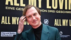 Mit seiner ersten großen filmrolle in maren ades beziehungsdrama alle anderen (2009) konnte er sich auch als filmschauspieler etablieren. Lars Eidinger Im Interview Uber Seinen Neuen Film All My Loving