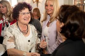 Geboren und aufgewachsen im schwäbischen spaichingen, schaffte es winfried kretschmann an die spitze der. Gerlinde Kretschmann First Lady Des Sudwestens Ladt Zum Kaffeekranzchen Baden Wurttemberg Stuttgarter Nachrichten