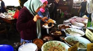 Sayur lodeh is an indonesian vegetable soup prepared from vegetables in coconut milk popular in indonesia, but most often associated with javanese cuisine. Sarapan Pagi Sayur Lodeh Sepuasnya Serasa Di Rumah Eyang Regional Liputan6 Com