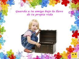 Nino Con Un Tesoro Frases De Amistad Infantiles Frases De Amistad Frases De Platon Frases