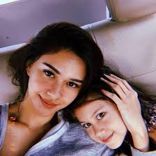 Bak Adik Kakak, 10 Potret Kedekatan Nana Mirdad dan Anak Perempuannya