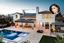 In today's dreamy spaces that we probably wouldn't know what to do with, kylie jenner reportedly just bought a property that we're trying to wrap our heads around. Kylie Jenner Already Locked Down At New Holmby Hills Mansion Stuff Co Nz