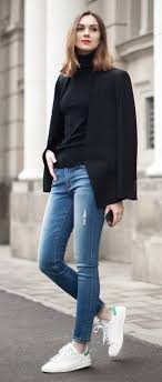 Black And White Outfit With Red Lipstick Funny What A Little Red Lipstick Can Do Isn T It Here A Slick Of Bright Color Adds Some Parisienne Preppy Fall Outfits Jeans Street Style Comfy Jeans Outfit