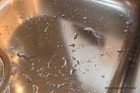 30分でステンレスシンクがピカピカに 業者に頼まずに ステンレスシンクの傷を消す方法 これがいい 家のお掃除 シンク お掃除の裏技