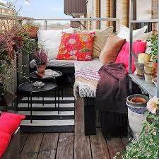 La disposizione di arredi e sanitari. Come Arredare Un Balcone Stretto E Lungo Idee Per Sfruttare Lo Spazio