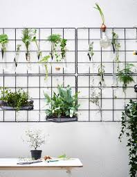 Die Obere Ablage Des Roten Servierwagens Ist Mit Gartnereiutensilien Gefullt U A Mit Rimforsa Behaltern Aus Pflanzen Wandgestaltung Pflanzen Blumentopf Wand