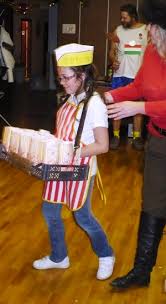 Egy szegény parasztgyerek libáját elveszi a gazdag uraság, ezután ludas matyi megfogadja hogy háromszor veri ezt az igazságtalanságot vissza. Farsangolunk G Portal