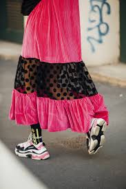 Infine, le versioni super chic, scintillanti e con spacchi sono un vero asso nella manica per creare look eleganti e da cerimonia. Come Indossare Le Sneakers Con Gonne E Vestiti Vogue Italia