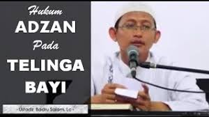 Ibnu qayyin mengatakan bahwa hikmah adzan dan iqamah di telinga bayi yang baru lahir adalah agar suara pertama yang didengar oleh sang bayi adalah seruan adzan. Hukum Mengadzankan Bayi Yang Baru Lahir Ustadz Badru Salam Lc Repost Youtube