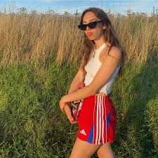 Dat doet ze met bekende vlamingen als lauren versnick en lize feryn. Flo Windey Flowindey Instagram Foto S En Video S Gym Shorts Womens Gym Women Clothes
