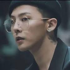 GUCCI スクエアメタルフレームサングラス ジヨン ハニ 着用