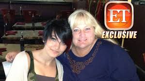 Exclusive Pic Paris Reunites With Mom Debbie Rowe Paris Jackson Michael Jackson Daughter Biological Mother