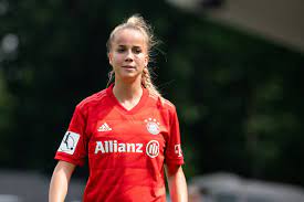 Die deutsche nationalspielerin giulia gwinn wechselt zur saison 2019/2020 zu den fc bayern frauen. Giulia Gwinn Hat Trick Leads Bayern Munich Past Fc Zurich Bavarian Football Works