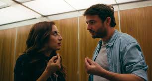 En la parte central de la escena se sitúa un ascensor (más imaginario que practicable.) montado a base de elementos transparentes. El Cartagenero Daniel Bernal Estrena En Prime Video El Ascensor La Pelicula Que Sobrevivio A Un Terremoto Murciaplaza