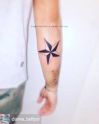 Il tattoo rosa dei venti ha diversi significati, non necessariamente legati alla navigazione. Rosa Dei Venti Tattoo Significato E Storia Del Simbolo Nel Mondo