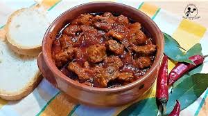 La zuppa di soffritto (in dialetto napoletano zuppa 'e suffritte), o zuppa forte, o salsa forte, è un tipico condimento napoletano particolarmente sapido, adatto per freselle e primi piatti di pasta, basato su varie componenti delle interiora del maiale, cotte in salsa di pomodoro. Zuppa Forte Zuppa Di Soffritto Youtube