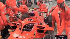 Følg utfordrer i øvre høyre hjørne. Video F1 Crew Member Hit During Pit Stop At Bahrain Grand Prix