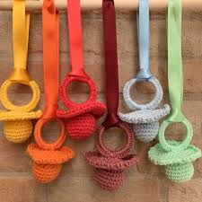 Nos encanta el ganchillo y queremos compartir con vosotr@s varias ideas para utilizar elementos de ganchillo para la los elementos de ganchillo transmiten una gran calidez, contribuyendo a que la. Chupete De Ganchillo Un Detalle Para El Bautizo Ideant Amb Nani