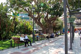 La Plaza Triangular Es Un Hermoso Espacio Que Es El Punto De Encuentro De Muchos Ciudadanos De Benidorm Si Quieres Dar Un Benidorm Hotel Benidorm Hotel