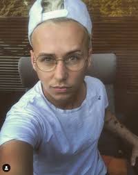 Find and save images from the vojtěch drahokoupil collection by hovno (hovnobest) on we heart it, your everyday app to get lost in what you love. Toto Ze Je Dara Rolins Vyzera Ako Z Lacneho Cinskeho E Shopu Galeria Topky Sk