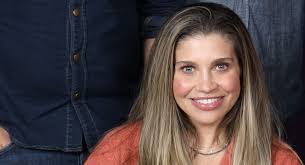 22 Famous Celebrities Who Went Back to “Normal” Jobs