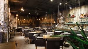 Avere pochi mobili in casa, dunque, potrebbe ripagare non solo in termini di risparmio ma anche e soprattutto in termini estetici. 6 Consigli Di Stile Per Arredare Bar E Ristoranti Moderni E Di Tendenza