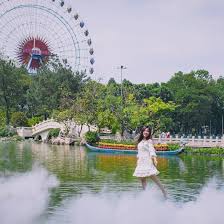 Nhắc đến sen ở hà nội người ta sẽ phải kể ngay đến sen hồ tây, bởi không có nơi nào trồng được thứ sen đẹp, nhiều cánh, lâu tàn, hương thơm lâu như sen ở đây. Khu Du Lá»‹ch Ä'áº§m Sen Kinh Nghiá»‡m Ä'i ChÆ¡i Gia Ve Äƒn Uá»'ng Tá»« A Z Alongwalker