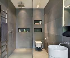 Geraumiges Badezimmer Mit Grossen Granit Platten Gefliest Badezimmer Ebenerdige Dusche Badezimmer Dusche Fliesen