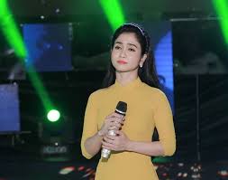 Đoạn clip nhạy cảm được cho là của một nữ ca sĩ đang lan truyền rầm rộ trên mạng xã hội. Ca SÄ© PhÆ°Æ¡ng Anh Hat Bolero Lá»™ Full Clip Nong 41phut Ä'i Khach á»Ÿ Tuyen Quang