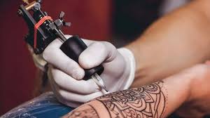 خطر ایدز و هپاتیت با خالکوبی و کاشت حلقه‌های تزیینی