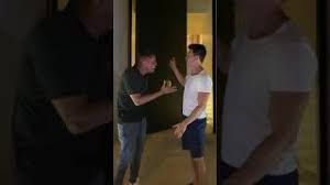 Na última terça (29), o apresentador rodrigo faro chocou novamente os internautas com o tamanho da porta de sua mansão onde rodrigo faro postou uma foto na frente da sua casa em alphaville. Quer Saber A Altura Da Porta De Rodrigo Faro Fomos A Casa Dele Descobrir