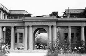 Collapsed Dome Of The Long Beach Polytechnic High School Building Is Visible Through The School S Front E Long Beach California California History Beach Living