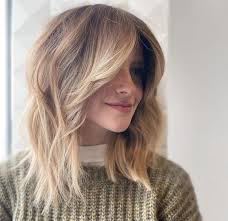 Un long bob più volte spuntato in french . Tagli Capelli Medi 2020 Lisci Scalati E Mossi Di Tendenza Medium Hair Styles Hairstyles For Layered Hair Hair Styles