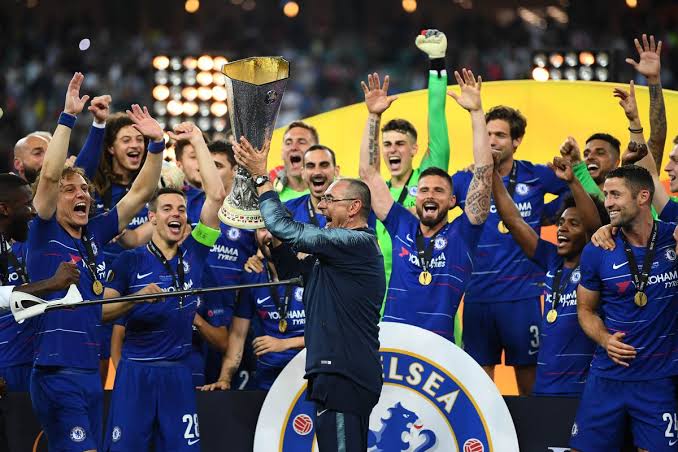 Hasil gambar untuk sarri europa league trophy"