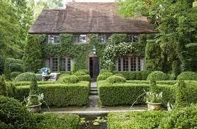 The aurea plant complements the boxwood's shrub with its short, pyramidal leaves. 21 Boxwood Landscaping Ideas 2021 Boxwoods For Front Yard And Backyard