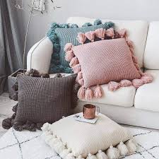 We Love These Pillows These Oversized Cushions Are Everything Hand Knit Featuring Fluffy Tassels 30 Off Limit 2020 Yastik Kilifi Dekoratif Yastiklar Kirlent