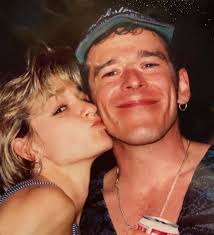 This Christmas Tree' — Fallen B Street Band singer Glenn Stuart leaves  awesome holiday song