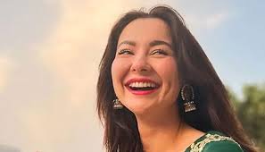 Hania Amir's closeness to makeup artist Adnan Ansari did not sit well with  the public