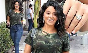 Gina Rodriguez Flashes Engagement Ring After Shooting Jane The Virgin Jane The Virgin Gina Rodriguez Jane The Virgin Rafael