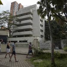 Y fue el escenario donde inició la guerra de los cárteles, luego de que el 13 de enero de 1988, un carro bomba con 80 kilos de explosivos detonara en al frente del edificio. Colombia Vai Demolir Edificio Simbolo Do Poder De Pablo Escobar Em Medellin Internacional Estadao